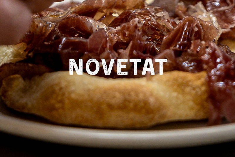 Coca d'ibèrics: pebre vert, cansalà, pernil i ou