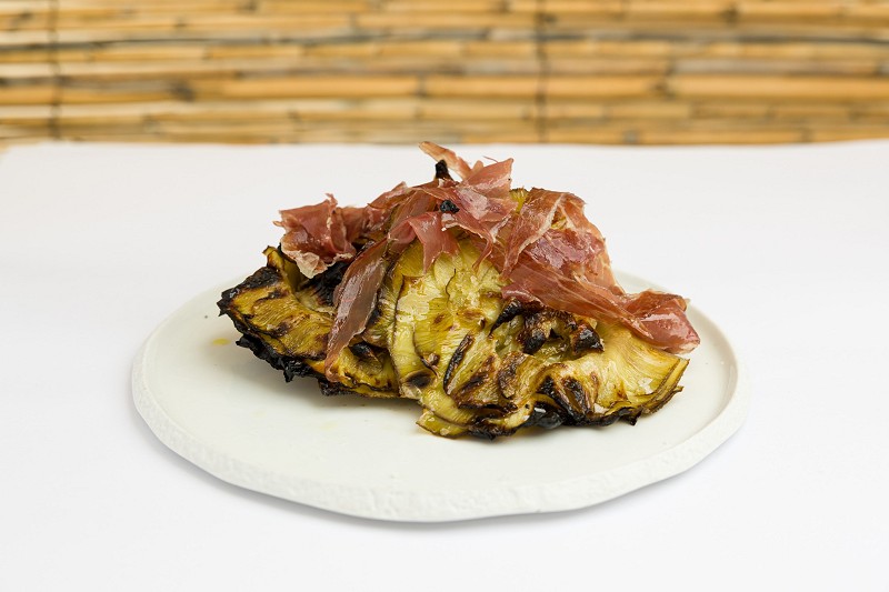 Carxofes a la brasa amb pernil ibėric