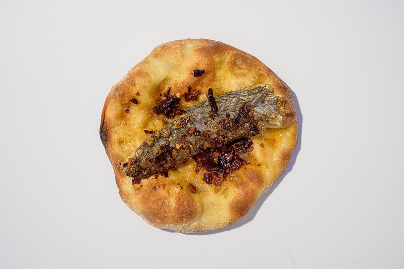 Coca de pericana amb capellà, all i pebre callosí