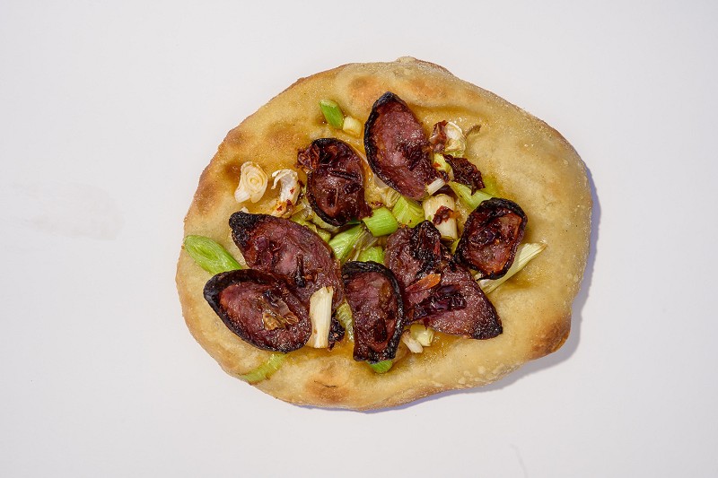 Coca avec saucisse et aillet