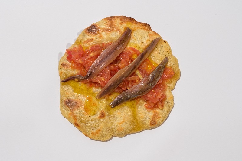 Coca de dacsa amb tomàca ratllada  i anxoves