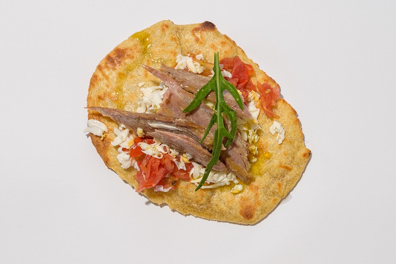 Coca de dacsa amb tomaca ratllada, tonyina en oli i ou dur