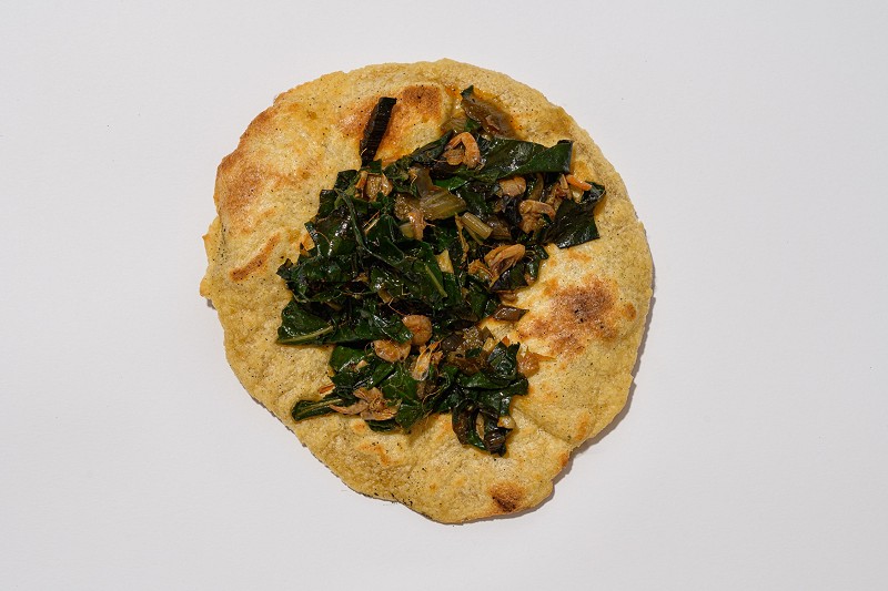 Coca de dacsa amb "gamba amb bleda"