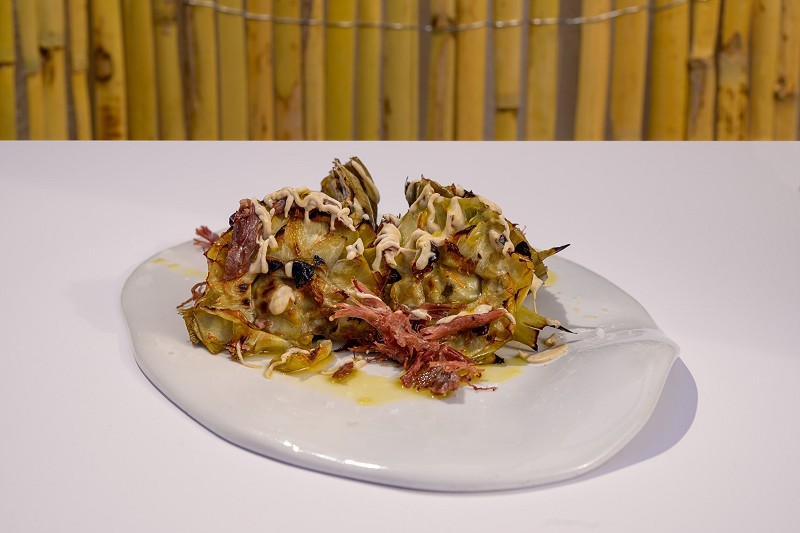 Carxofes a la brasa amb confit d'ànec i fuà