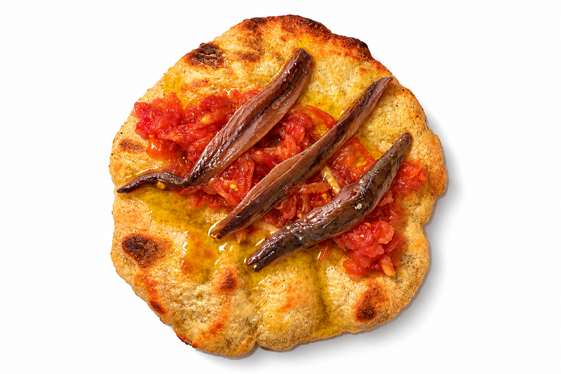 Coca de dacsa amb tomàca ratllada  i anxoves