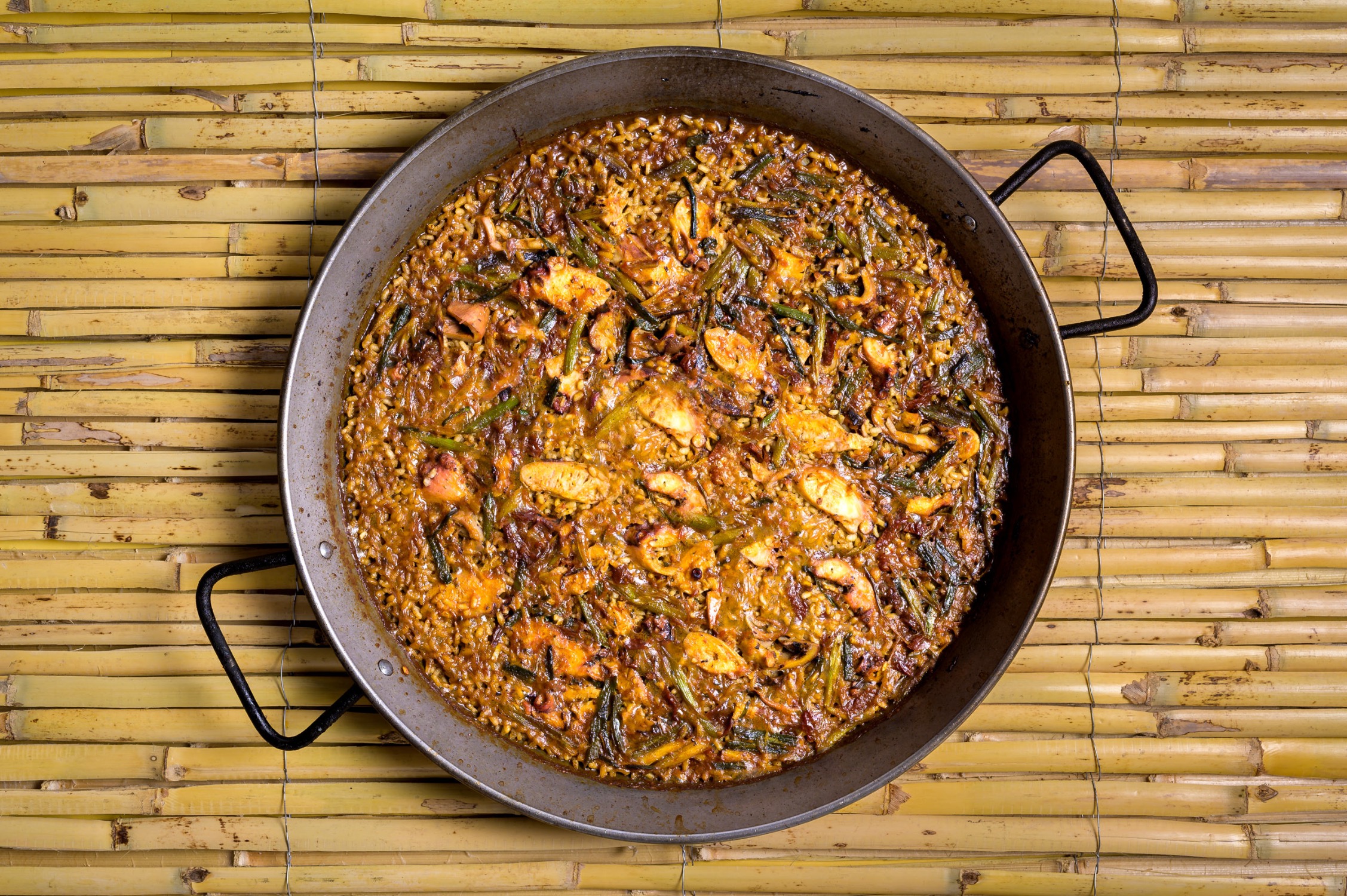 Paella de pulpo, tomate seco y ajos tiernos