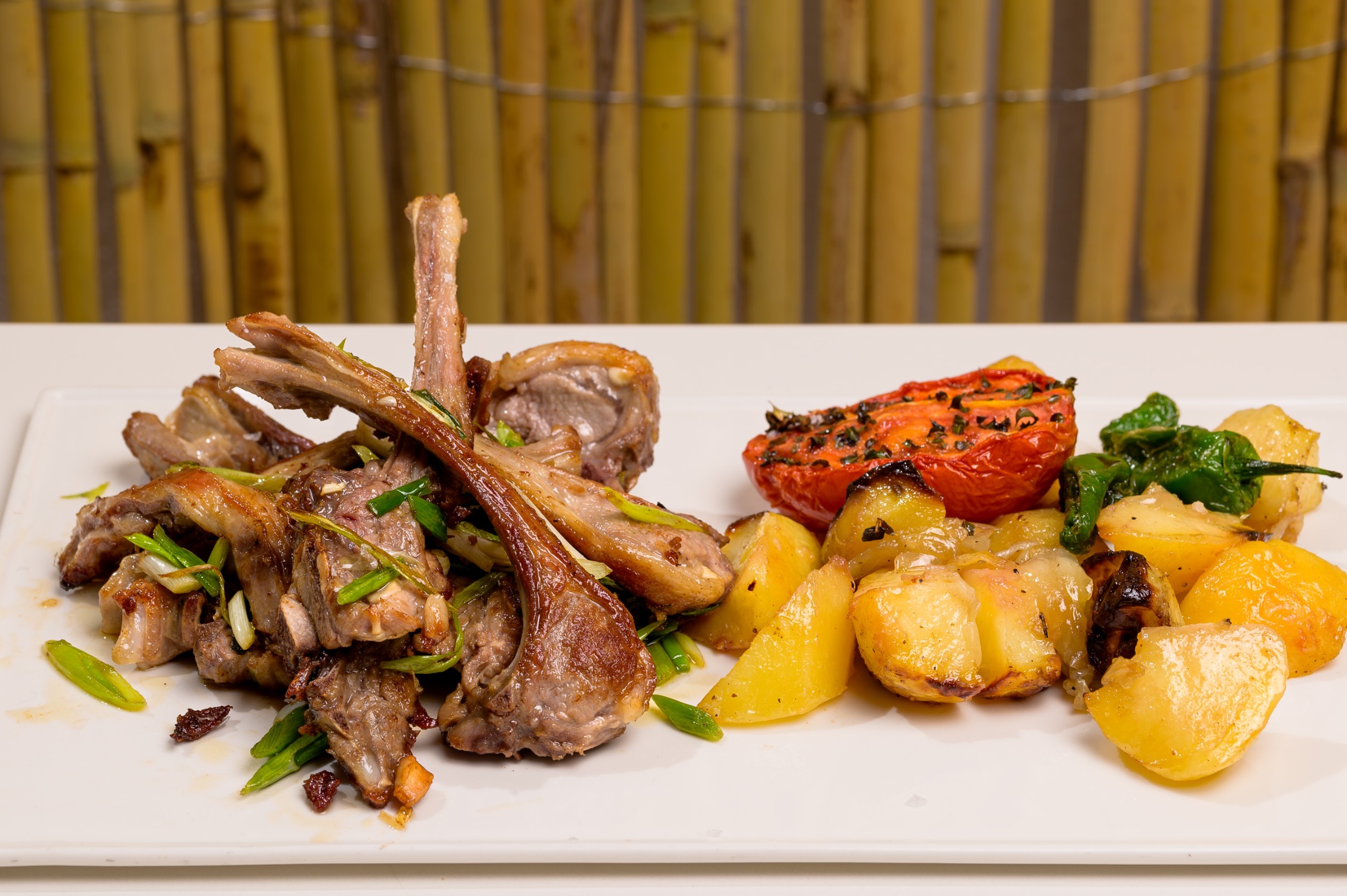 Chuletas salteadas de cordero lechal Guirra con ajos tiernos